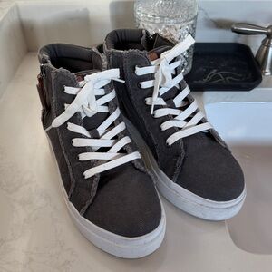 Yellow Box “ Eleni” Charcoal Sneakers with Tan Leather Accents Sz 8